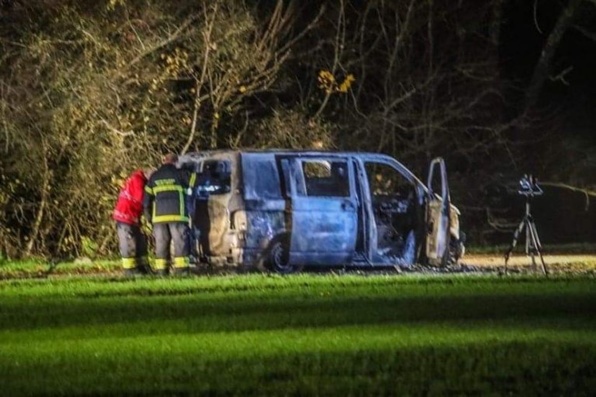Politi og brandvæsen ved udbrændt varevogn. Foto: Presse-fotos.dk