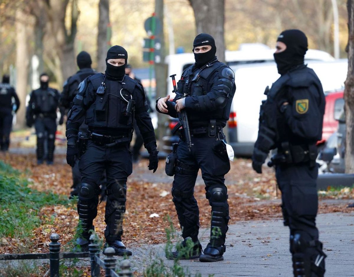 1640 betjente deltog i anholdelsesaktionen. Foto: Odd ANDERSEN / AFP