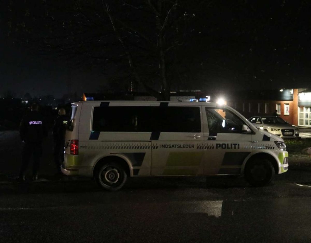 Politiet spærrede tre områder af, som blev afsøgt med hunde. Foto: Øxenholt Foto