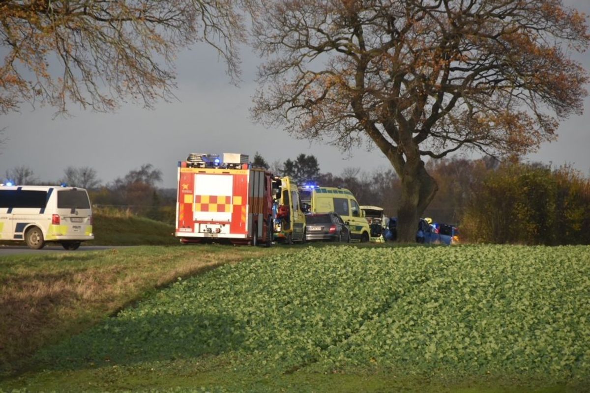 Vejen er totalt spærret for trafik på grund af en alvorlig ulykke. KLIK for mere. Foto: Presse-fotos.dk.