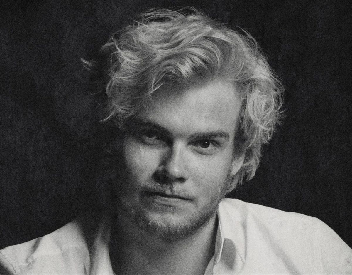22-årige Lui Larsen er den yngste af Kim Larsens seks børn. Lui Larsen har tidligere optrådt med sine digte som opvarmning til Folkeklubbens koncert på Gæstgiveren på Bornholm. – Foto: Camilla Lundbye/Free.