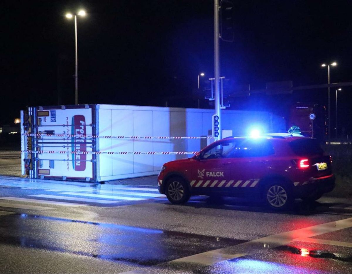 Lastbilen er væltet i krydset Nordre Ringvej og Struer Landevej. Foto: Øxenholt Foto