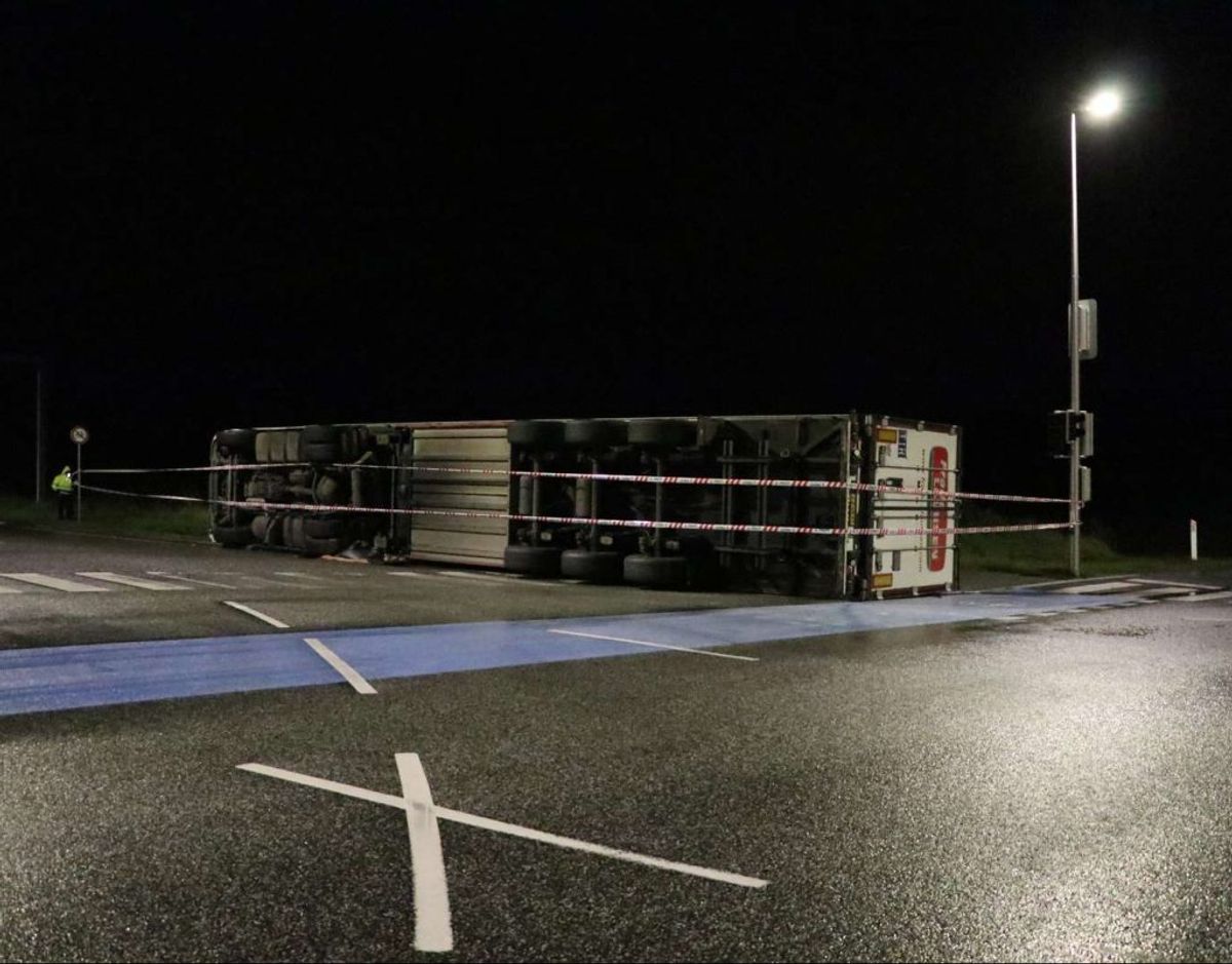 Omkring midnat væltede en lastbil i et kryds i Holstebro. Det giver stadig problemer tirsdag morgen og formiddag. KLIK VIDERE OG SE FLERE BILLEDER. Foto: Øxenholt Foto