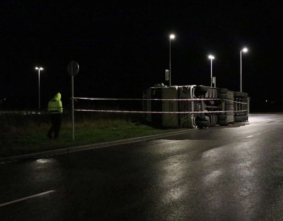 Lastbilen kan passeres, men bilister skal regne med, at de kan blive forsinkede fra arbejdet i krydset. Foto: Øxenholt Foto