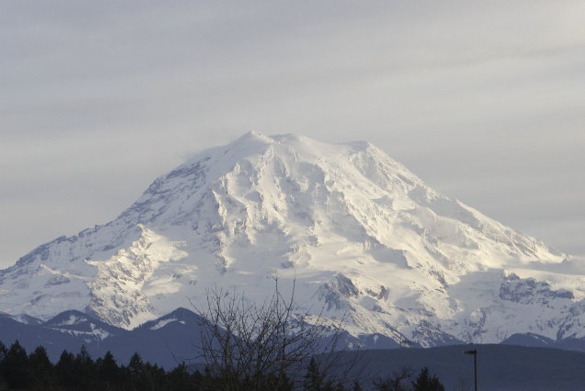 Den fortsat aktive, knap 4400 meter høje vulkan Mount Rainier dannede sidste weekend ramme om en dramatisk redningsaktion. (Arkivfoto.) Foto: Robert Sorbo/Reuters