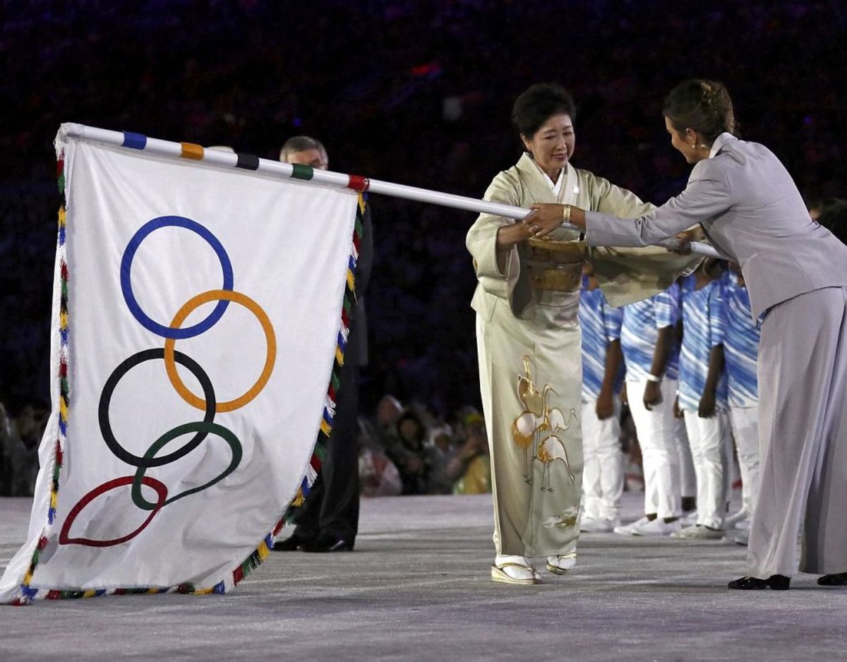 Billedet her er fra OL afslutningsceremonien i Rio de Janeiro, Brasilien, i 2016, hvor den olympiske fane blev overgivet til en repræsentant for den japanske OL organisation. Foto: Scanpix/REUTERS/Stefan Wermuth