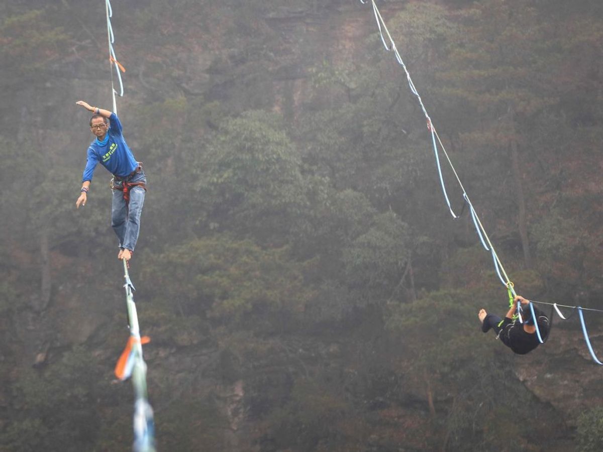 Der er 1000 meter mellem bjergene.(Foto: STR / AFP/Scanpix).