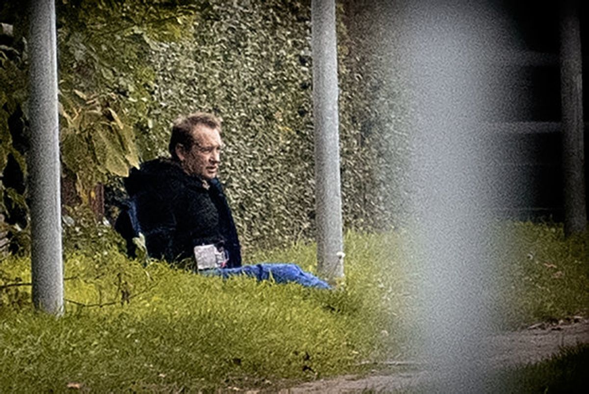 Peter Madsen nåede ikke mange minutter på fri fod, før han blev pågrebet. Han sad i nogle timer på et stykke græs, mens politiet skulle være sikre på, at det bælte, der lignede et bombebælte, ikke var ægte. Foto: Nils Meilvang/Scanpix