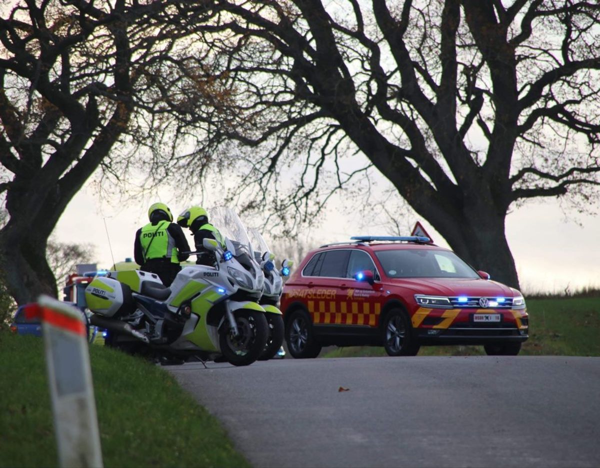 Vejen er totalt spærret for trafik på grund af en alvorlig ulykke. KLIK for mere. Foto: Presse-fotos.dk.