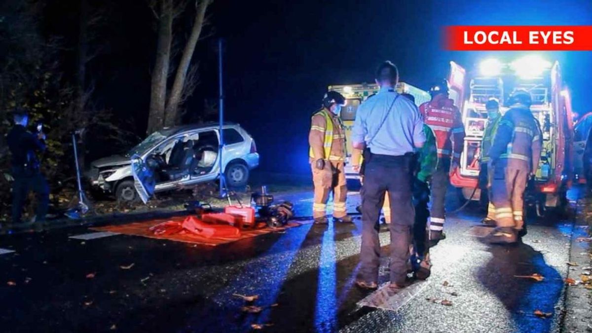 En 23-årig bilist har brækket ryggen i en ulykke natten til søndag. KLIK VIDERE OG SE FLERE BILLEDER. Foto: Local Eyes