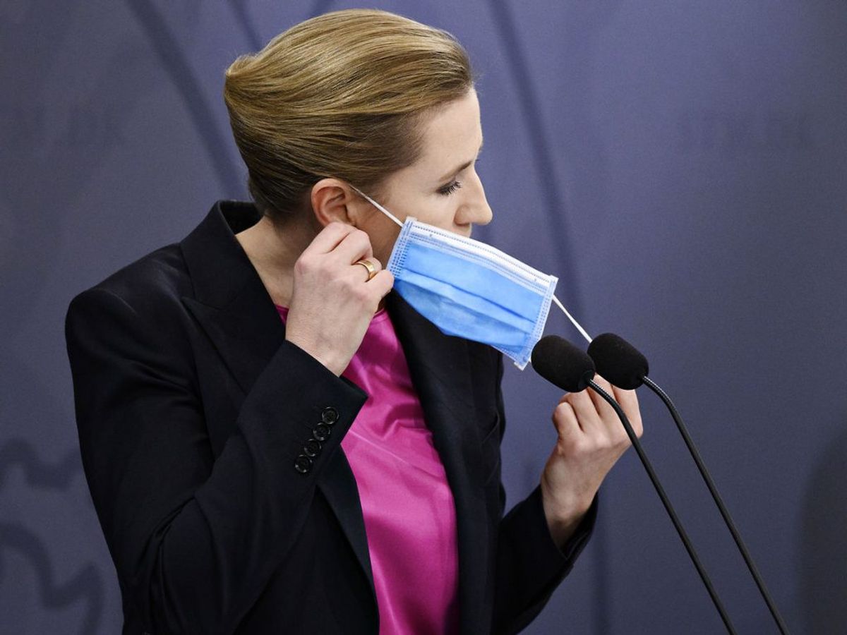 Statsminister Mette Frederiksen (S) tager sit mundbind af, da hun sammen med sundheds- og ældreministeren, erhvervsministeren, Sundhedsstyrelsen og Statens Serum Institut holder pressemøde med præsentation af en række restriktioner i Nordjylland som følge af situationen med COVID-19-smitte i mink, i Spejlsalen i Statsministeriet i København torsdag den 5. november 2020. Det drejer sig om restriktioner i Hjørring, Frederikshavn, Brønderslev, Jammerbugt, Vesthimmerland, Thisted og Læsø kommuner.. (Foto: Philip Davali/Ritzau Scanpix)