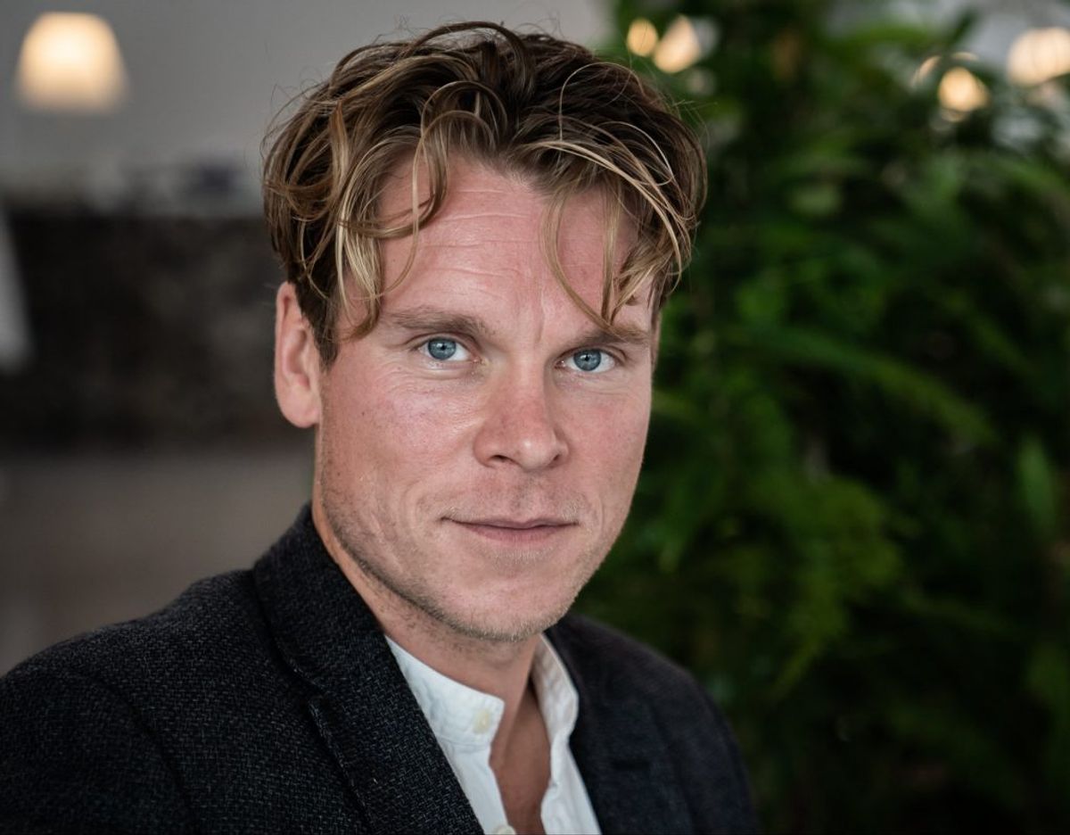 Thue Ersted Rasmussen nyder at være tilbage i rollen som revervelægen Christian Friis i “Sygeplejeskolen”. – Jeg har min mor, som er sygeplejerske, og nogle venner, som er læger, jeg altid kan ringe til, hvis jeg har nogle spørgsmål til de kirurgiske scener eller lingoet omkring at være på et hospital, fortæller skuespilleren. – Foto: Emil Helms/Ritzau Scanpix.