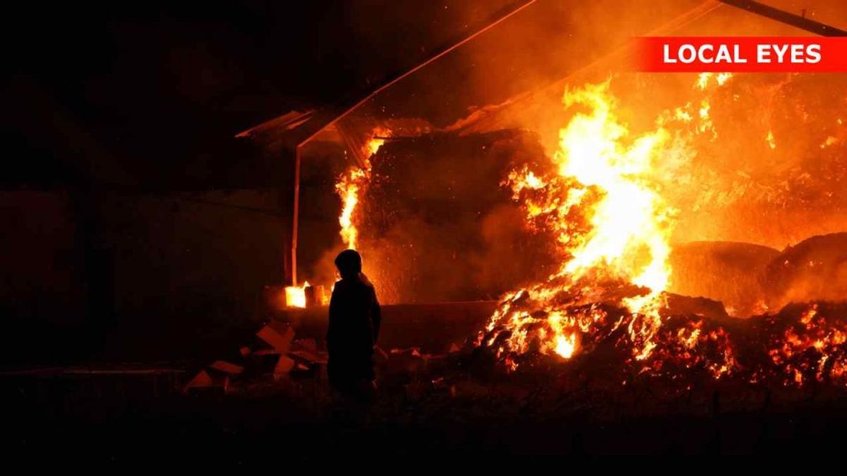 En længe med halmballer er i flammer. Foto: Local Eyes