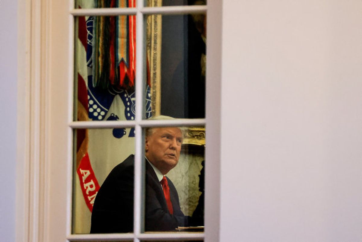 USA’s præsident, Donald Trump, i Det Ovale Værelse i Det Hvide Hus. Siden præsidentvalget har han brugt hver dag på Twitter til at kalde afstemningen for svindel. Det afvises i de stater, som har ansvar for optællingen. Foto: Carlos Barria/Reuters