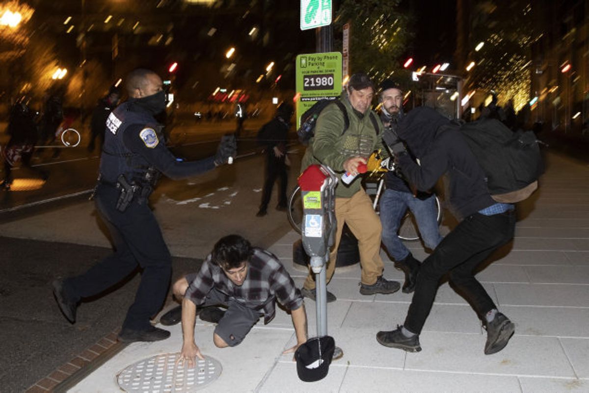 Medlemmer af den højreorienterede militsgruppe Proud Boys støder sammen med støtter af Black Lives Matter-bevægelsen under en støttedemonstration til fordel for Donald Trump i Washington D.C. Foto: Tasos Katopodis/AFP