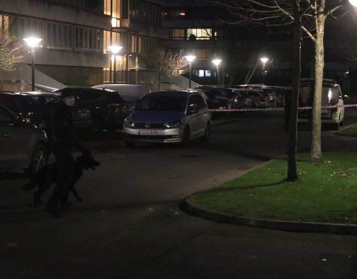 Politiet er lørdag aften stadig på plads i Vollsmose. Foto: Presse-fotos.dk