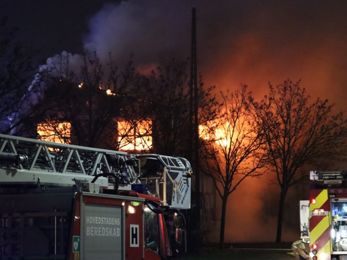 Branden har fået flere gader spærret. KLIK FOR FLER BILLEDER. Foto: Presse-fotos.dk