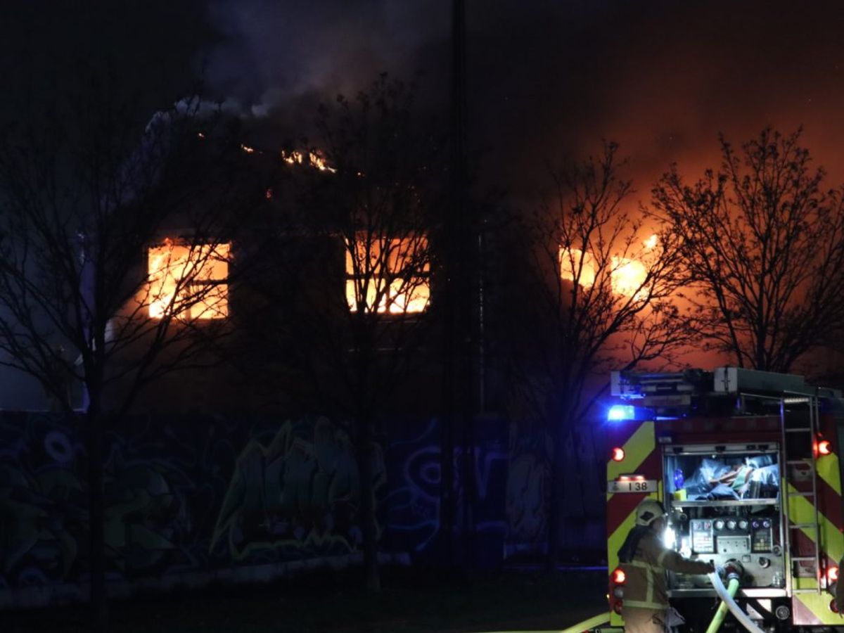 Branden har fået flere gader spærret. KLIK FOR FLER BILLEDER. Foto: Presse-fotos.dk