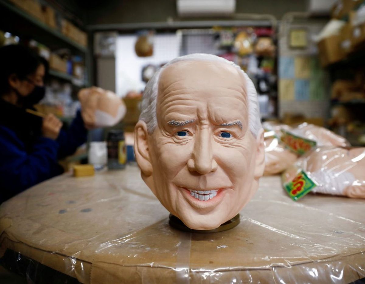 Joe Bidens popularitet var til at se, da han tog rekorden for flest stemmer ved et amerikansk præsidentvalg den 3. november. Nu kan du selv ligne den 77-årige kommende præsident. Foto: Issei Kato/Scanpix