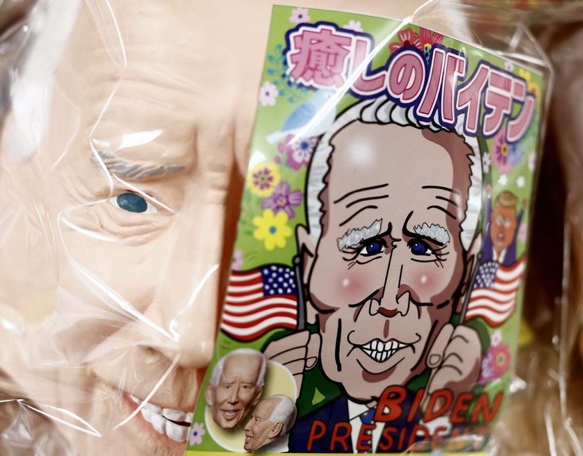 Joe Bidens popularitet var til at se, da han tog rekorden for flest stemmer ved et amerikansk præsidentvalg den 3. november. Nu kan du selv ligne den 77-årige kommende præsident. Foto: Issei Kato/Scanpix