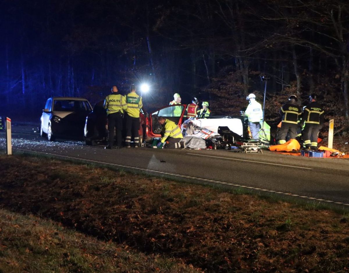 En 46-årig mand er fredag eftermiddag dræbt i en alvorlig ulykke. KLIK for flere billeder. Foto: Presse-fotos.dk.