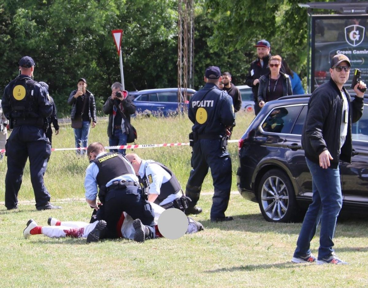 Den 53-årige mand, der blev skudt under en demonstration i DIgterparken, og en 41-årig mand tiltales for drabsforsøg på Rasmus Paludan. Foto: Øxenholt Foto