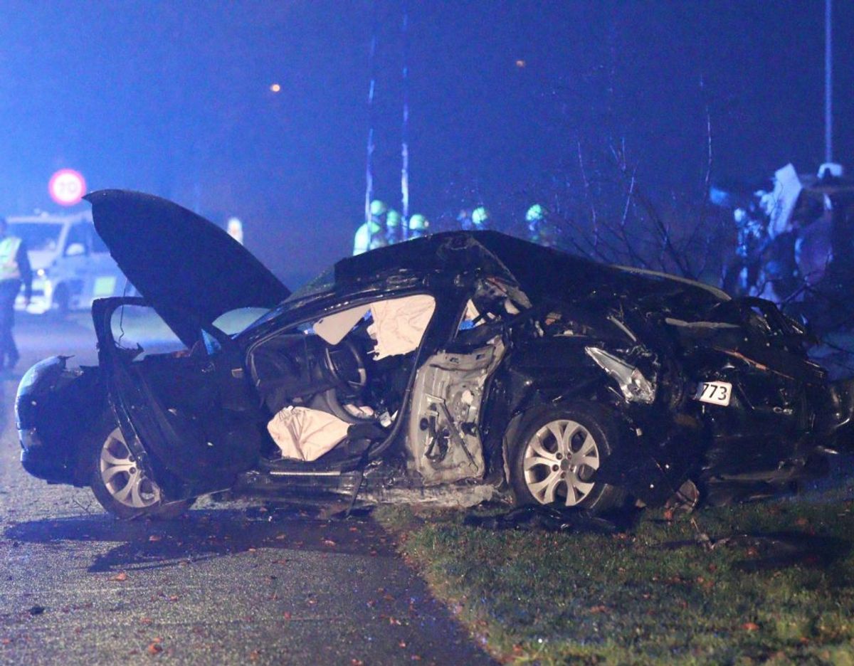 I forbindelse med en overhaling snitter to biler hinanden og kører galt. KLIK VIDERE OG SE FLERE BILLEDER. Foto: Presse-fotos.dk