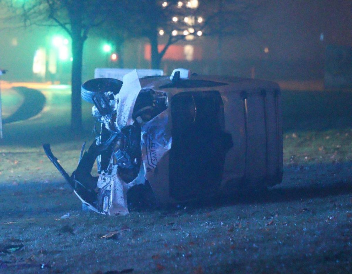 De to biler triller begge rundt. Foto: Presse-fotos.dk