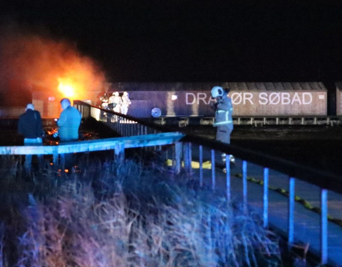 Torsdag aften opstod der brand i et el-skab i Dragør Søbad. KLIK for flere billeder. Foto: Presse-fotos.dk.