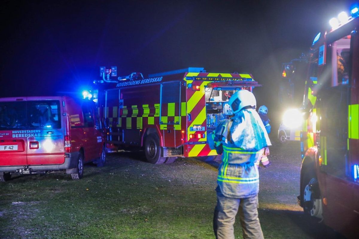 Torsdag aften opstod der brand i et el-skab i Dragør Søbad. KLIK for flere billeder. Foto: Presse-fotos.dk.