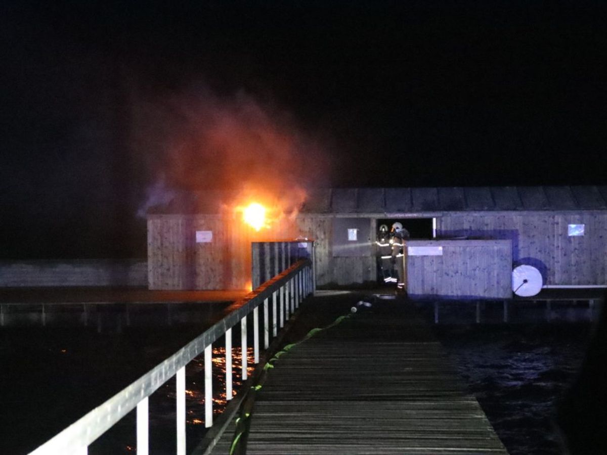 Torsdag aften opstod der brand i et el-skab i Dragør Søbad. KLIK for flere billeder. Foto: Presse-fotos.dk.