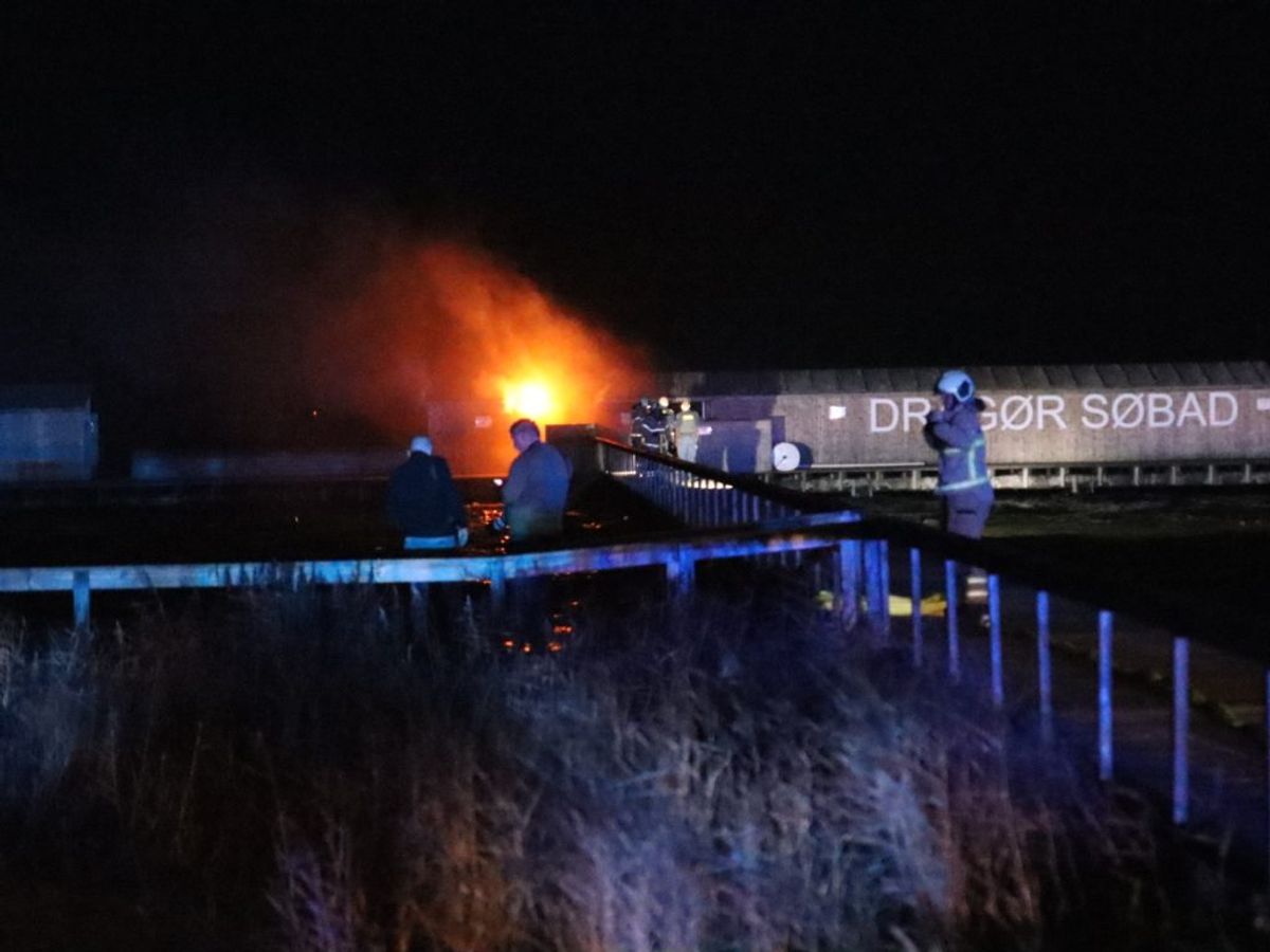 Torsdag aften opstod der brand i et el-skab i Dragør Søbad. KLIK for flere billeder. Foto: Presse-fotos.dk.