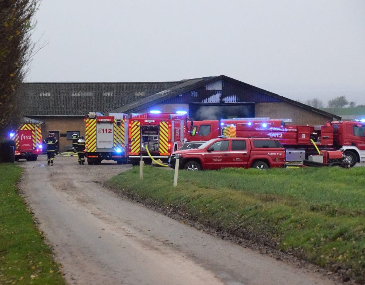 Det brænder i en gård ved Guderup. KLIK for flere billeder. Foto: Presse-fotos.dk.