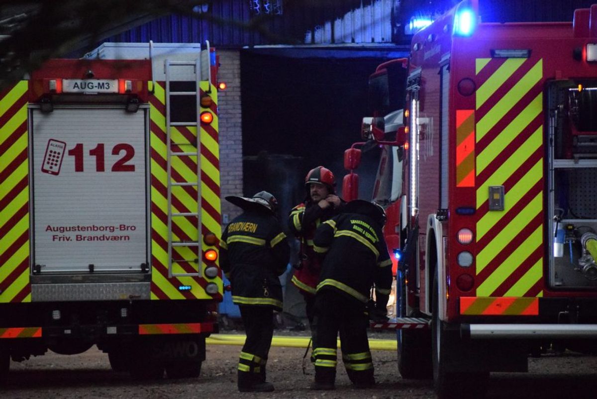 Det brænder i en gård ved Guderup. KLIK for flere billeder. Foto: Presse-fotos.dk.