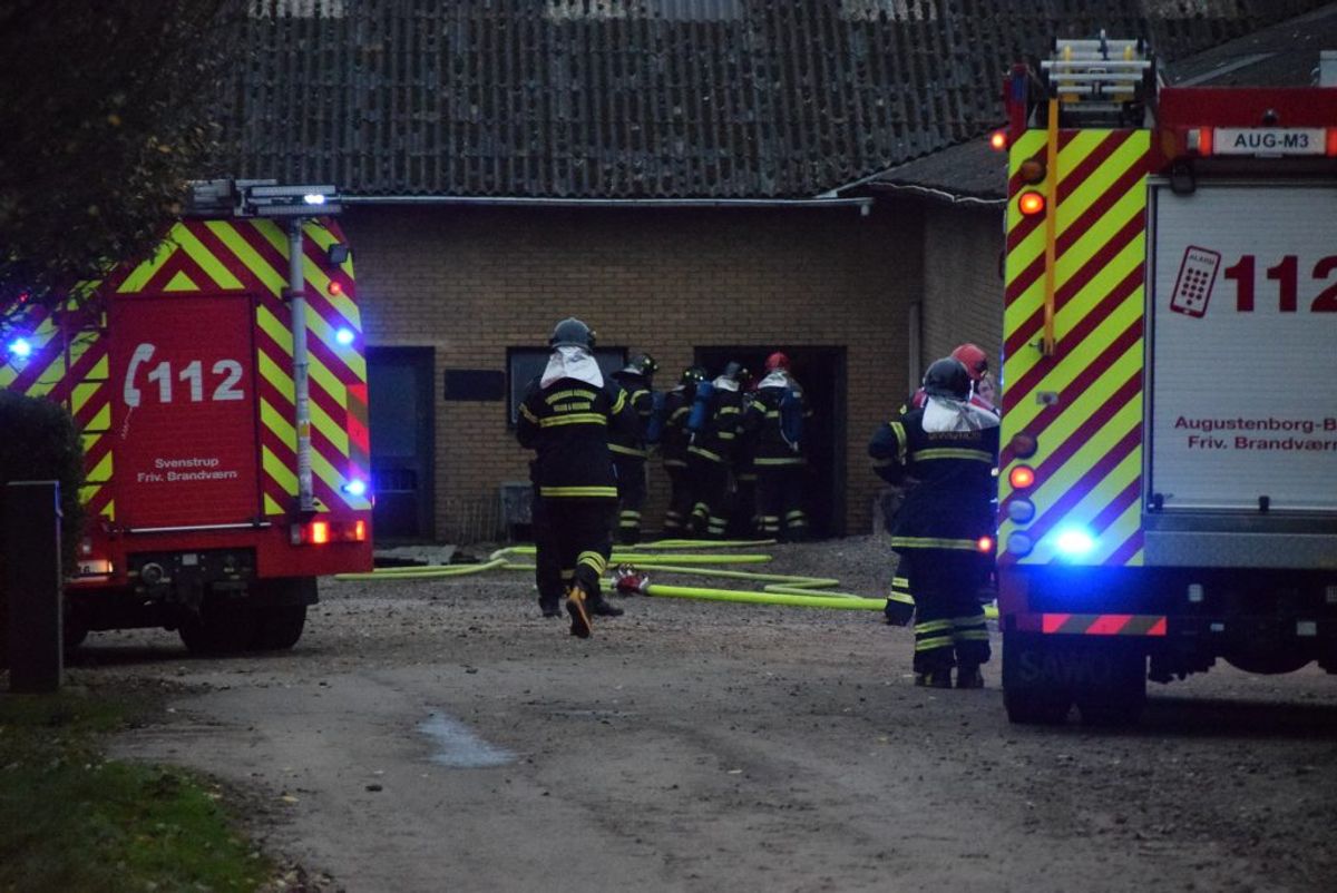 Det brænder i en gård ved Guderup. KLIK for flere billeder. Foto: Presse-fotos.dk.