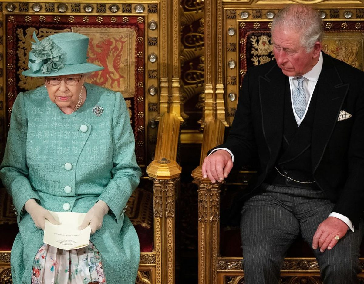 Royale eksperter har luftet tanken om, at dronningen inden for nyere tid vil overlade tronen til sin ældste søn, prins Charles. Disse spekulationer er nu blevet gjort til skamme. Klik videre i galleriet for flere billeder. Foto: Scanpix/Leon Neal/Pool via REUTERS