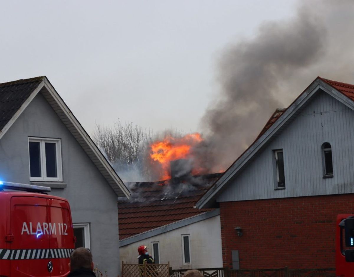 Der er ild i en lejlighed i Sjørring. KLIK VIDERE OG SE FLERE BILLEDER. Foto: Presse-fotos.dk