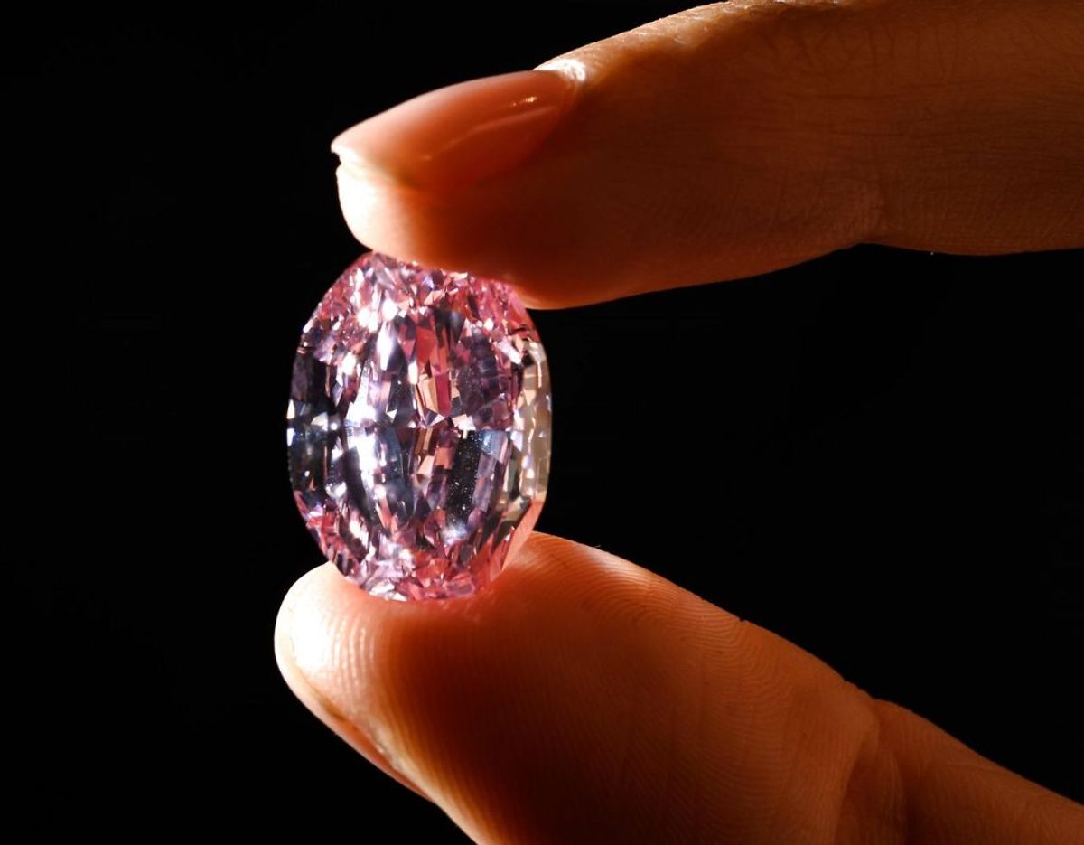 Med sine imponerende 14.83 karat er “The Spirit of the Rose” nu officielt en af verdens dyreste diamanter. KLIK VIDERE OG SE FLERE BILLEDER AF DEN UNIKKE DIAMANT. Foto: Scanpix.