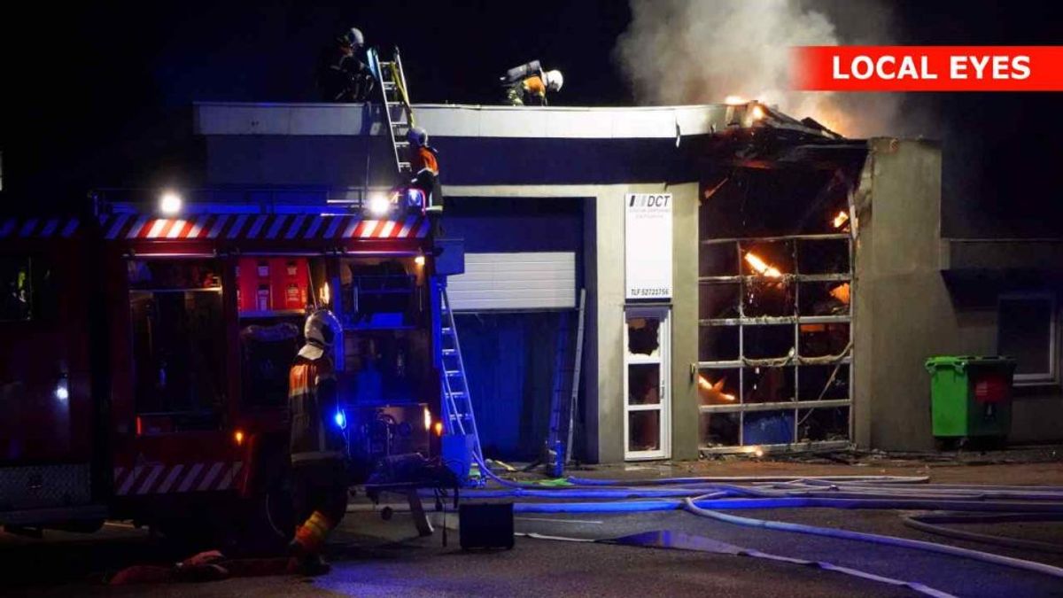 Natten til torsdag brød en brand ud i autoværksted. KLIK VIDERE OG SE FLERE BILLEDER. Foto: Local Eyes