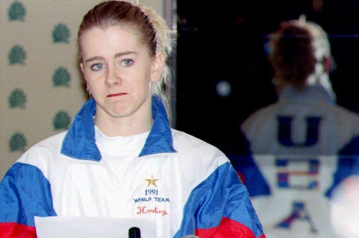 Tonya Harding i 1994, da hun læser op af en forberedt erklæring til pressen og erkender, at hun undlod at fortælle myndighederne, hvad hun vidste om overfaldet på rivalen Nancy Kerrigan. Den 12. november fylder Harding 50 år. – Foto: Craig Strong/Ritzau Scanpix.