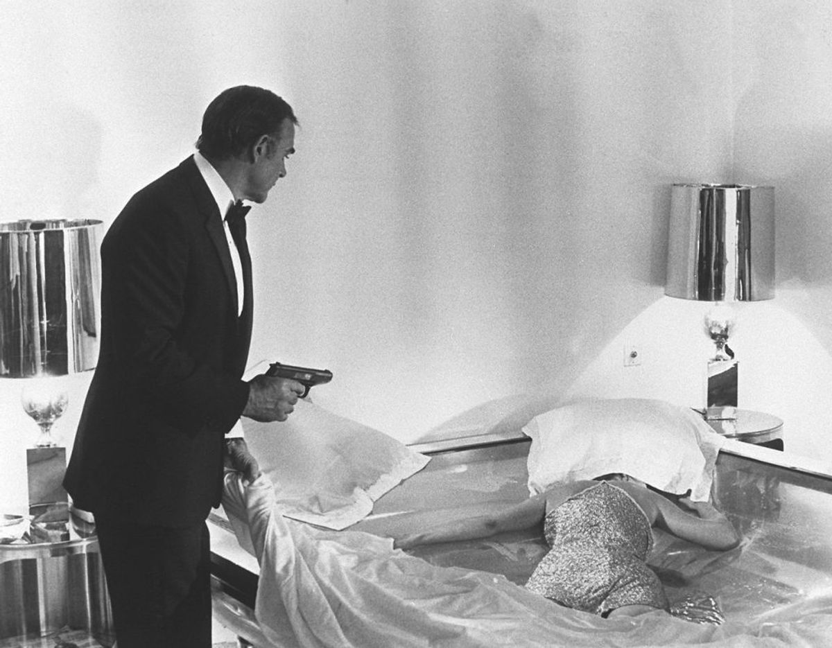 Sean Connery eller James Bond med sin legendariske Walther PP i hånden. Den forventes at få et hammerslag i omegnen af 1,3 millioner kroner ved auktionen. Foto: Scanpix/AFP