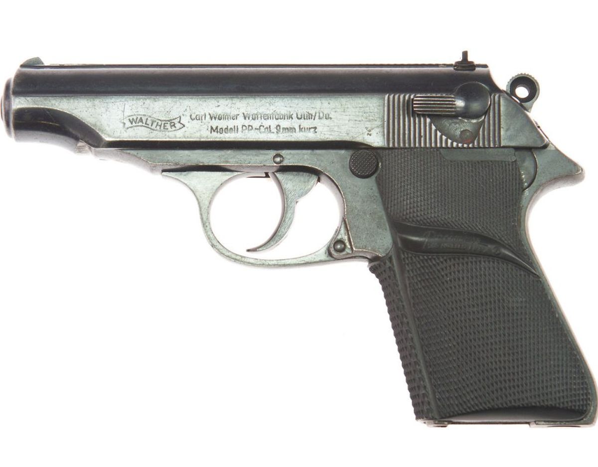 Sådan ser den ud, Walther PP pistolen, der er blevet gjort legendarisk via Sean Connery og James Bond karakteren. Foto: Scanpix/Juliens Auction/Handout via Reuters