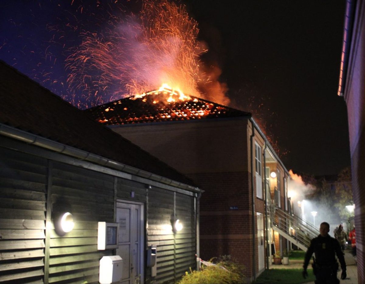 Branden i beboelses-ejendommen i nat var så voldsom at 16 personer måtte evakueres. Foto: Presse-fotos.dk. KLIK VIDERE FOR AT SE FLERE BILLEDER FRA DEN VOLDSOMME BRAND