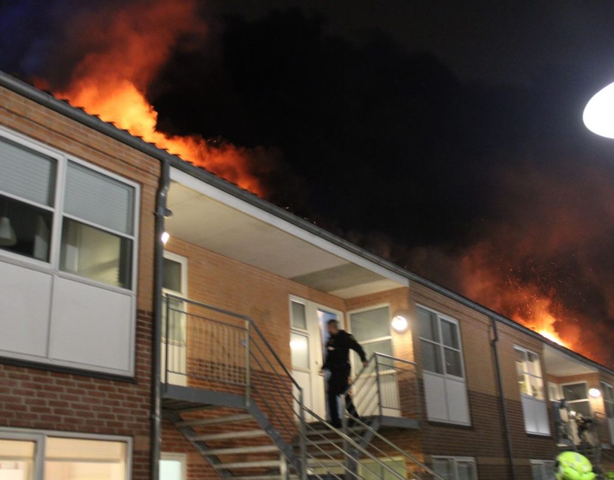 Før klokken 05.00 kunne beredskabet melde, at branden er under kontrol, men der er sket store skader på ejendommen, og indsatsen fortsætter i dagtimerne. Foto: Presse-fotos.dk.