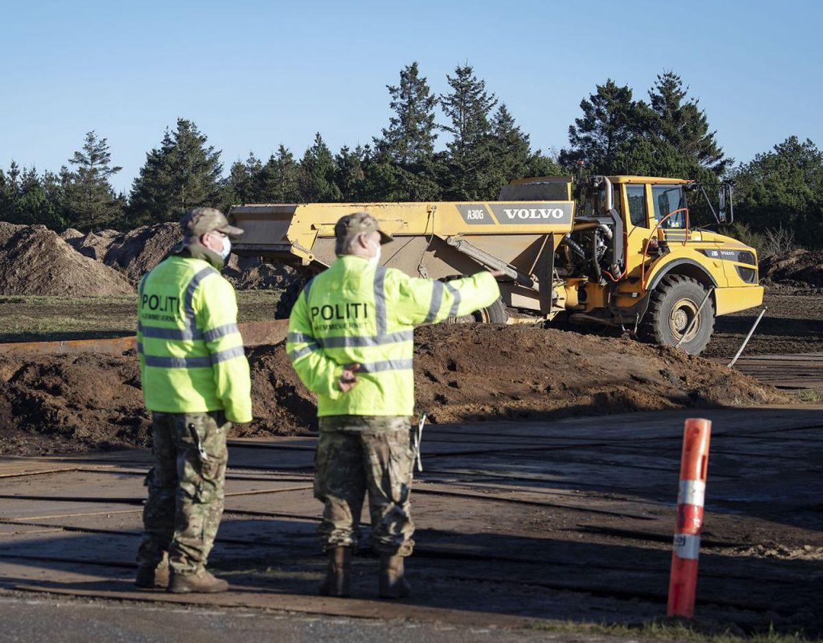Aflivede mink graves ned ved Flyvestation Karup, søndag den 8. november 2020. Foto: Bo Amstrup/Ritzau Scanpix