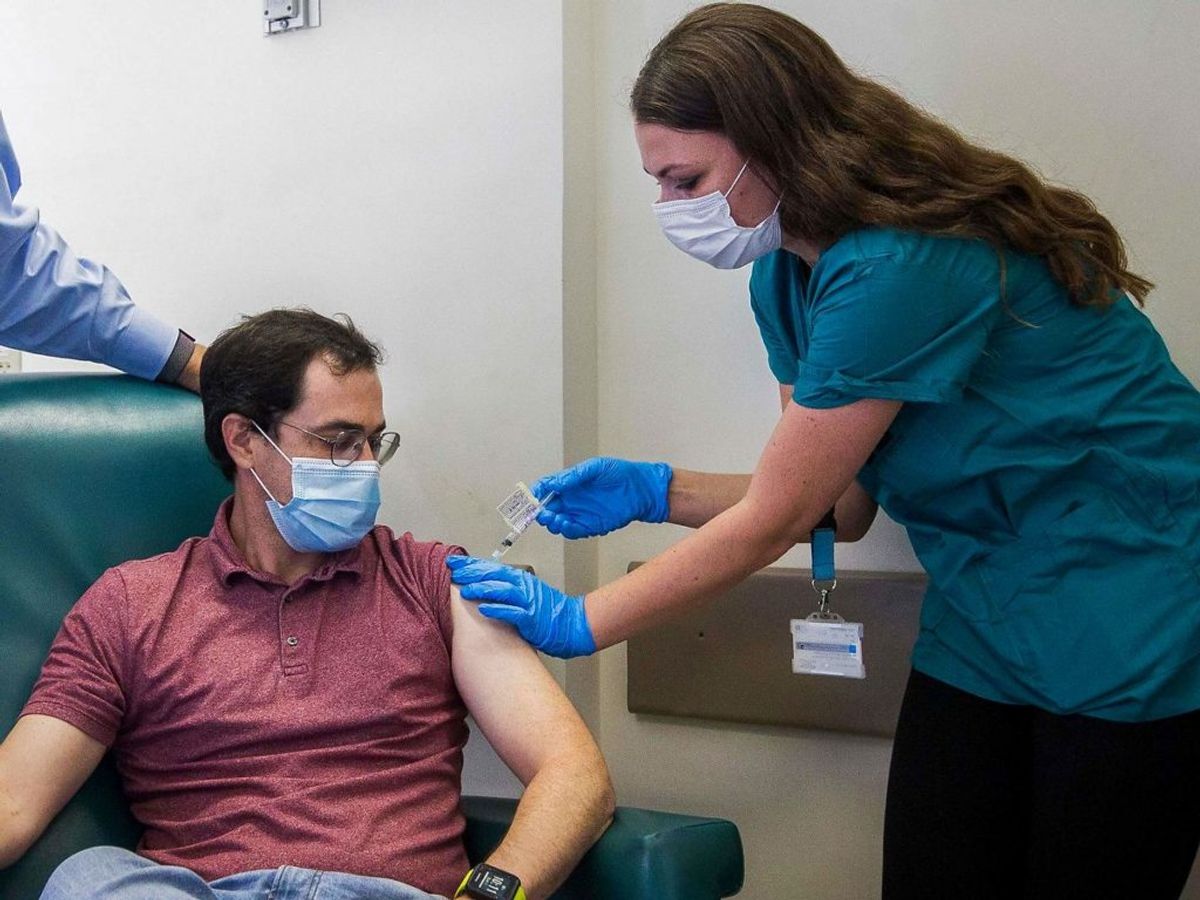 Tre af de frivillige, der har prøvet Pfizer-vaccinen oplevede symptomer som hovedpine, feber og smerter i kroppen. Foto: OREN BEN HAKOON / AFP)