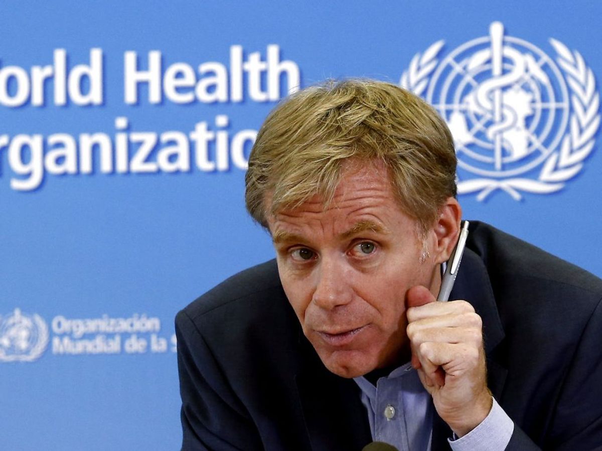Siden har Bruce Aylward fra WHO kommenteret positivt på vaccinen, som hvis alt går som planlagt, kan distribueres fra marts 2021. Foto: REUTERS/Denis Balibouse