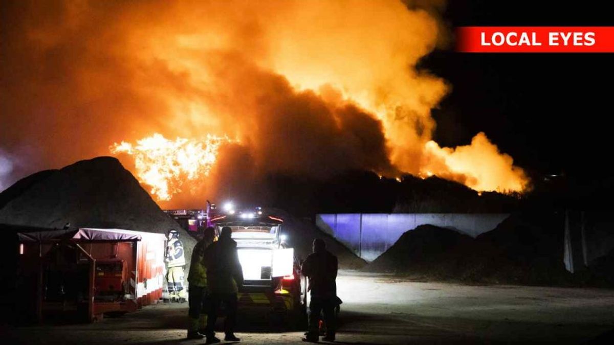 Det brænder fortsat voldsomt på en genbrugsstation i Roskilde. KLIK VIDERE FOR AT SE FLERE BILLEDER FRA STEDET. Foto: Local Eyes.