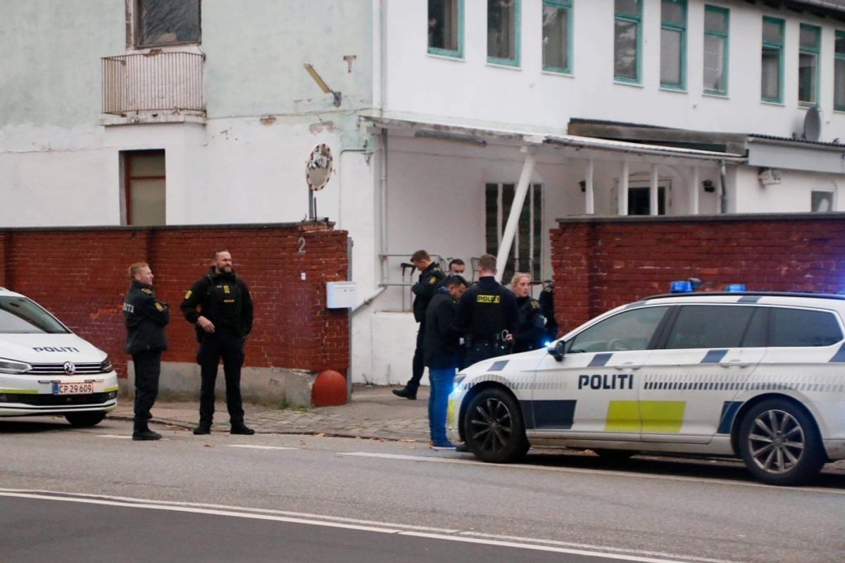 Politiet har onsdag været til stede på Horsebakken i Københavns Nordvestkvarter, hvor en 35-årig mand blev stukket ned. KLIK for flere billeder. Foto: Presse-fotos.dk.