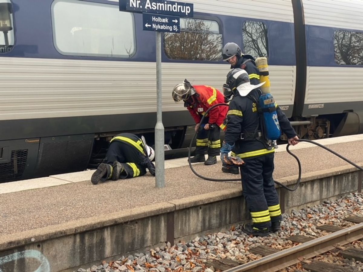 Tirsdag eftermiddag opstod der brand i et passagertog. KLIK for flere billeder. Foto: Presse-fotos.dk.
